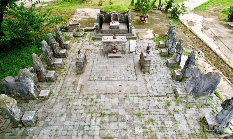 Khu lăng mộ đá này có giá trị rất lớn về lịch sử và nghệ thuật điêu khắc đá, bởi hầu hết các tượng người, linh vật, văn bia đều được làm bằng đá xanh nổi tiếng của núi Nhồi. Lăng được đích thân Quận công Lê Trung Nghĩa (không rõ năm sinh, mất năm 1786) cho xây dựng trên chính quê hương ông dưới thời Lê Trung Hưng.