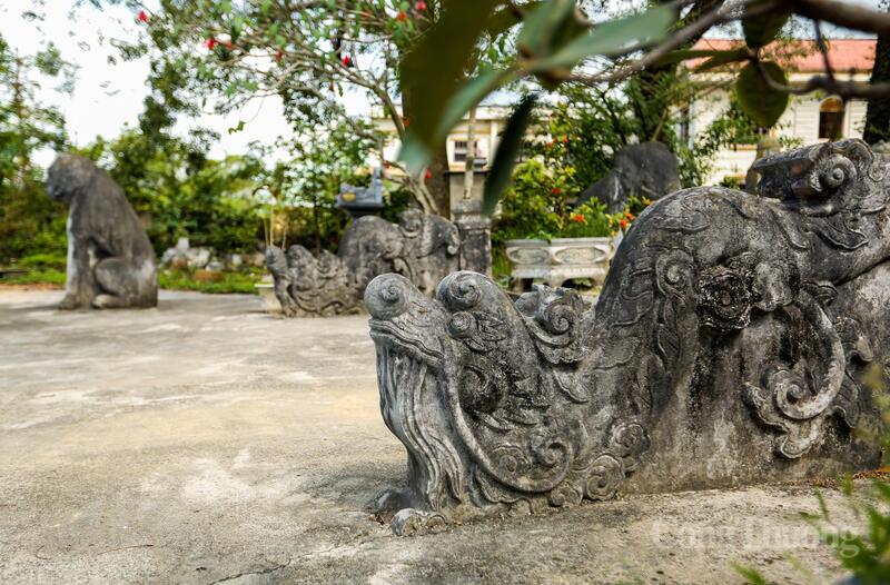 Khi còn sống, biết mình không có con cháu thờ tự, ông đã bỏ tiền mua ruộng đất của 9 làng quanh khu vực để chia cho người dân canh tác. Dân làng cảm kích trước công đức của ông nên đã xin lập một nơi thờ tự ngay khi ông còn sống.