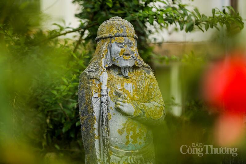 Được biết, trước đây lăng mộ có nhà thờ, song do chiến tranh tàn phá, nên lăng hiện chỉ còn lại nền móng cùng một số hiện vật bằng đá với hai dãy tượng voi và ngựa, 10 tượng quan văn võ…