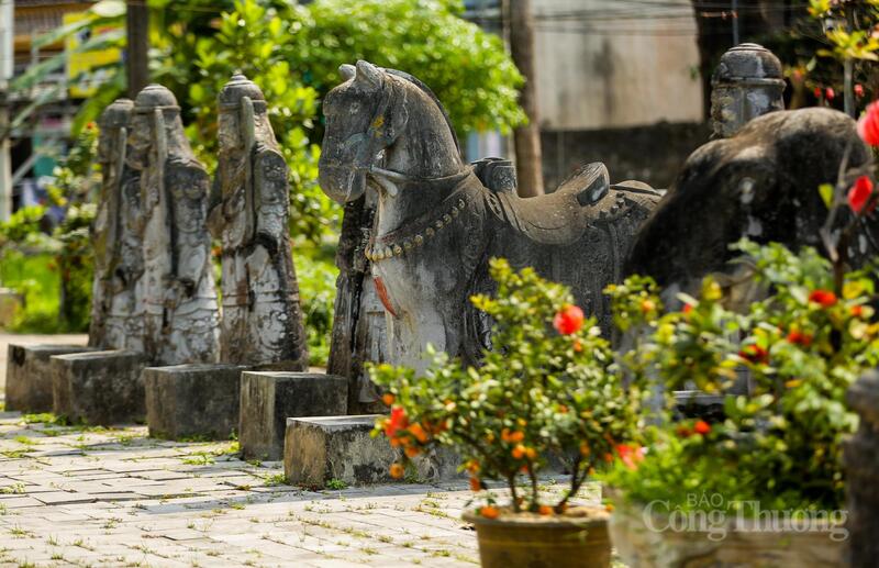 Bên trong khu lăng chính (diện tích hơn 50m2) từng có một ngôi đình, nay chỉ còn lại các trụ đá. Từ ngoài vào có 2 con chó đá cao khoảng 1,5m đứng gác. Hai bên bậc thềm chính điện có đôi rồng đá được chạm khắc rất tinh xảo.