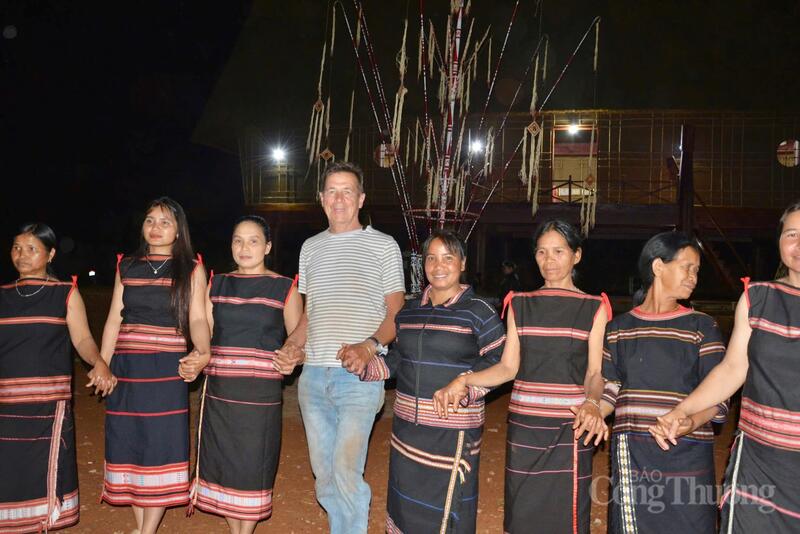 Du khách nước ngoài tham gia múa xoang cùng người dân.