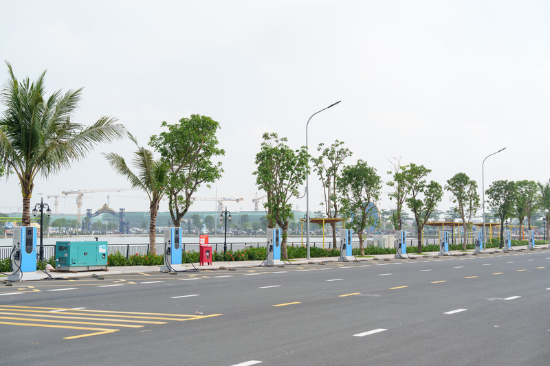 Đến cuối năm 2025, Bộ Công Thương đã phối hợp với Bộ Khoa học và Công nghệ xây dựng được 18 tiêu chuẩn, quy chuẩn liên quan đến thiết bị trụ sạc, trạm sạc và pin sạc. Ảnh minh hoạ