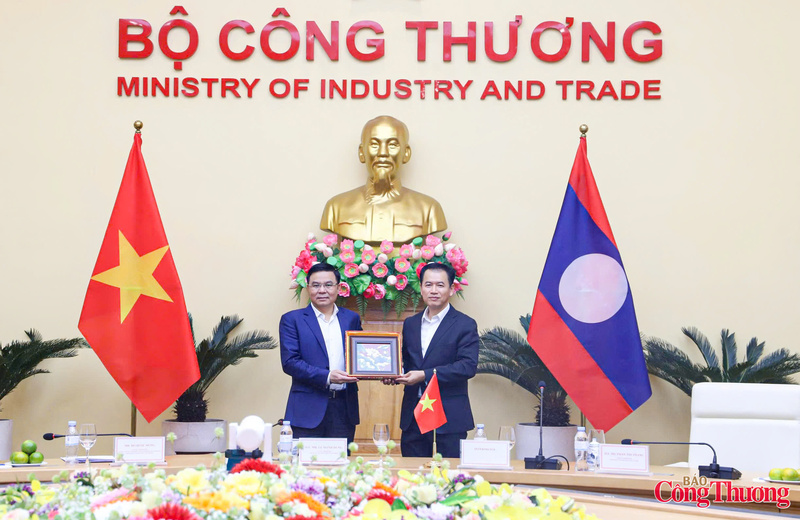 Hai Bộ trưởng tặng quà lưu niệm nhân cuộc làm việc.