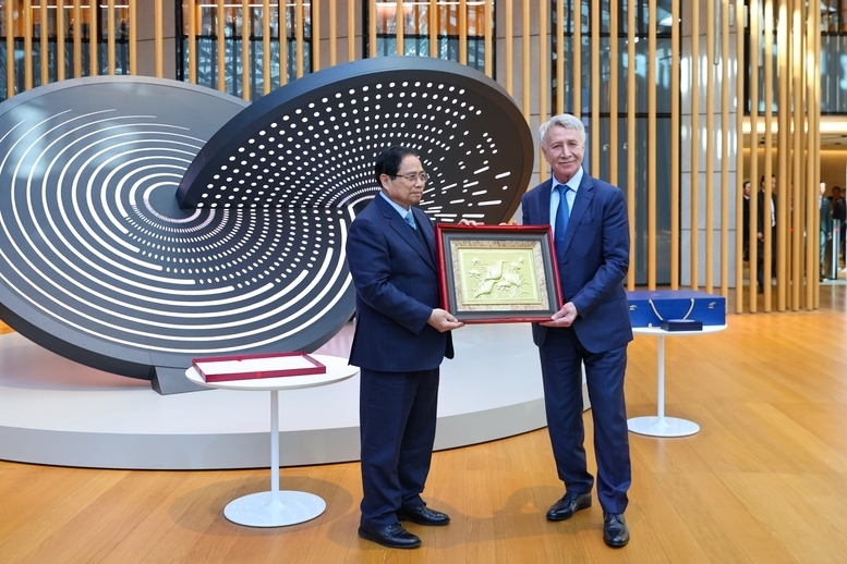 Thủ tướng tặng quà lưu niệm Tập đoàn. Ảnh: VGP/Nhật Bắc