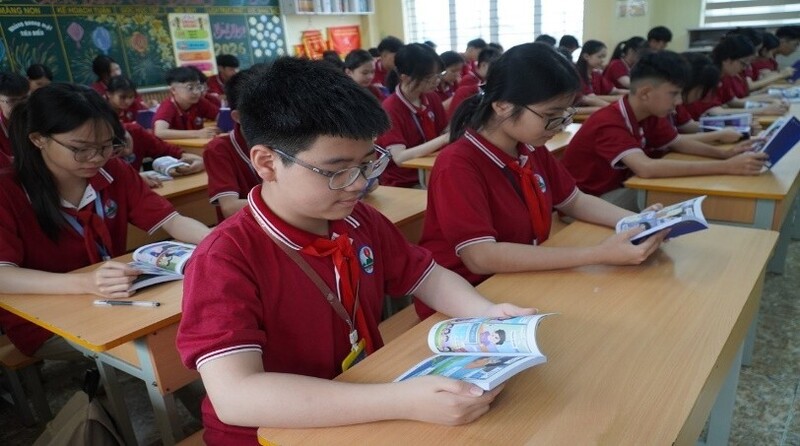 Các em học sinh yêu thích khám phá và học hỏi về tiết kiệm điện qua cuốn sách tranh Bí mật Quả cầu Tím.