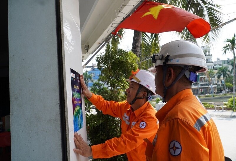 Nhân viên đội Quản lý điện lực khu vực Hạ Long tuyên truyền hưởng ứng Giờ Trái đất năm 2026.