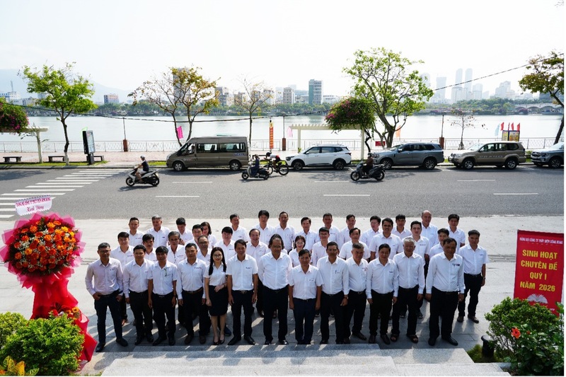 Đảng bộ Công ty Thủy điện Sông Bung dâng hoa trước chân dung chủ tịch Hồ Chí Minh tại Tượng Bác Hồ trong khuôn viên Thư viện Khoa học Tổng hợp Đà Nẵng. Ảnh: Văn Nhân