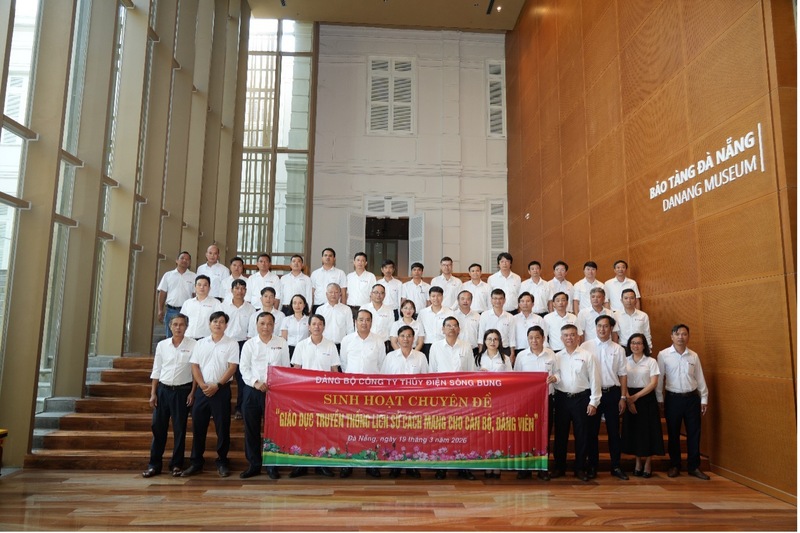 Đảng bộ Công ty Thủy điện Sông Bung tham quan Bảo tàng Đà Nẵng. Ảnh: Văn Nhân