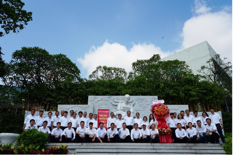 Đảng bộ Công ty Thủy điện Sông Bung tại Tượng Bác Hồ trong khuôn viên Thư viện Khoa học Tổng hợp Đà Nẵng. Ảnh: Văn Nhân