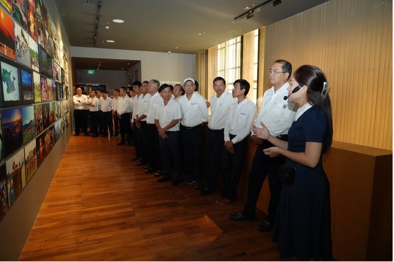 Đồng chí Nguyễn Thành Trung, Bí thư Đảng ủy, Giám đốc công ty (thứ hai từ phải sang) cùng các đồng chí đảng viên trong Đảng bộ nghe giới thiệu về lịch sử Phát triển thành phố Đà Nẵng tại Bảo tàng Đà Nẵng. Ảnh: Văn Nhân