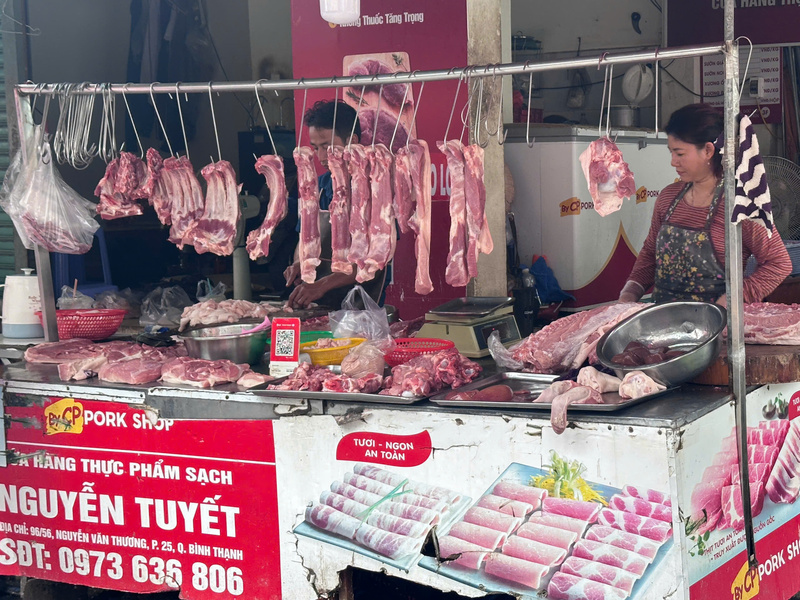 Nhiều tiểu thương cố gắng ổn định giá hàng hóa. Ảnh: Minh Anh