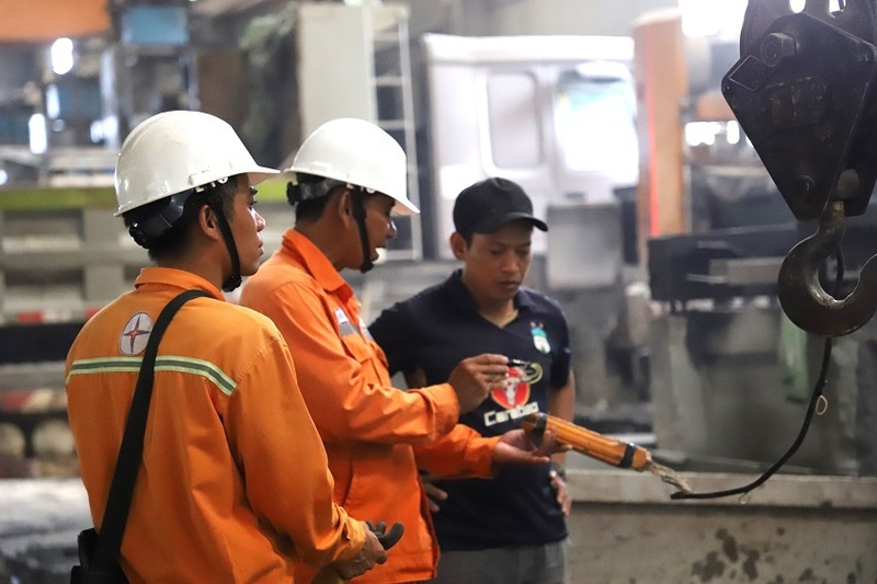 Tuyên truyền đến doanh nghiệp, khách hàng lớn tham gia thực hiện chương trình điều chỉnh phụ tải điện (DR) góp phần giảm áp lực cho hệ thống điện trong các giờ cao điểm mùa nắng nóng. Ảnh: Bình An