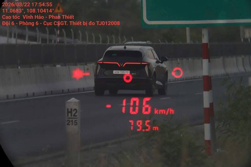 Lực lượng Cảnh sát giao thông xử lý nghiêm vi phạm tốc độ trên các tuyến cao tốc. Ảnh: Cục Cảnh sát giao thông