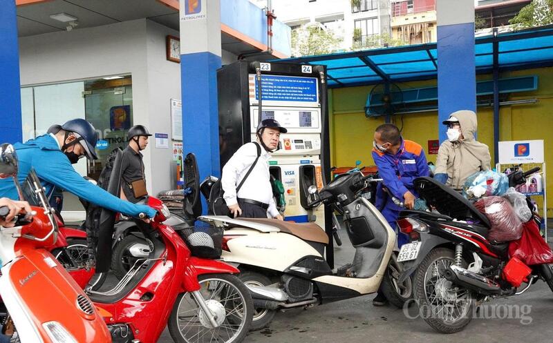 Bộ Công Thương đề nghị UBND các tỉnh, thành phố chỉ đạo Sở Công Thương phối hợp với các thương nhân đầu mối và thương nhân phân phối xăng dầu trên địa bàn xây dựng phương án bảo đảm cung ứng xăng dầu trong mọi tình huống. Ảnh: Cấn Dũng