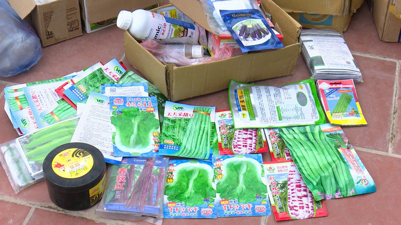 Các mặt hàng gồm giống cây trồng và chế phẩm diệt côn trùng không rõ nguồn gốc xuất xứ bị tịch thu và tiêu hủy. Ảnh: Quản lý thị trường Lạng Sơn