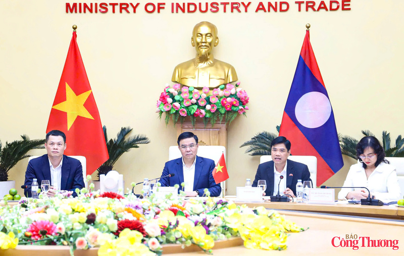 Quyền Bộ trưởng Bộ Công Thương Lê Mạnh Hùng cùng các thành viên trong Bộ Công Thương Việt Nam làm việc với Đoàn Bộ Công Thương Lào.