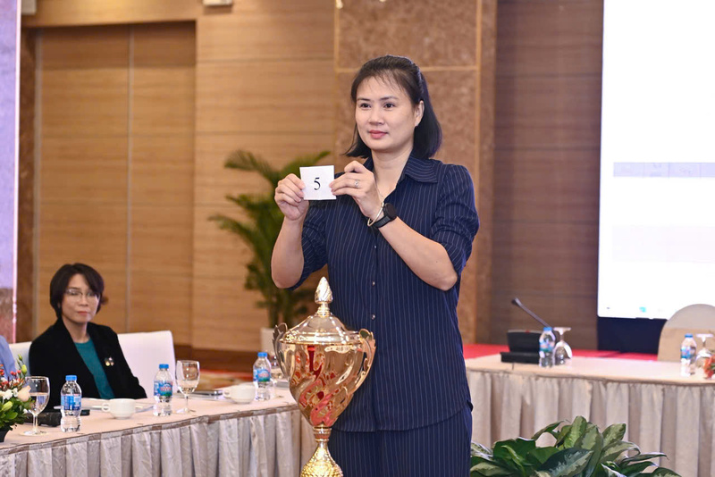 Huấn luyện viên Kim Huệ đại diện đội nữ Ninh Bình bốc thăm thi đấu. Ảnh: PVCFC