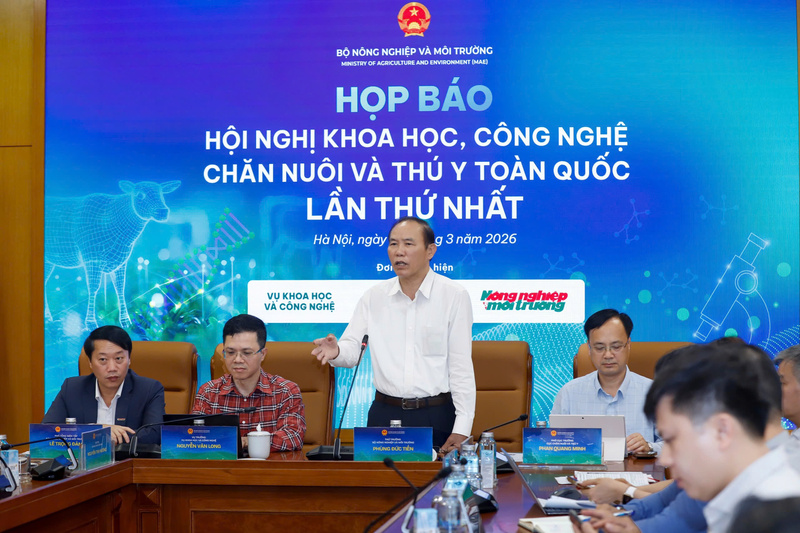 Thứ trưởng Bộ Nông nghiệp và Môi trường Phùng Đức Tiến phát biểu tại buổi họp báo. Ảnh: Khương Trung