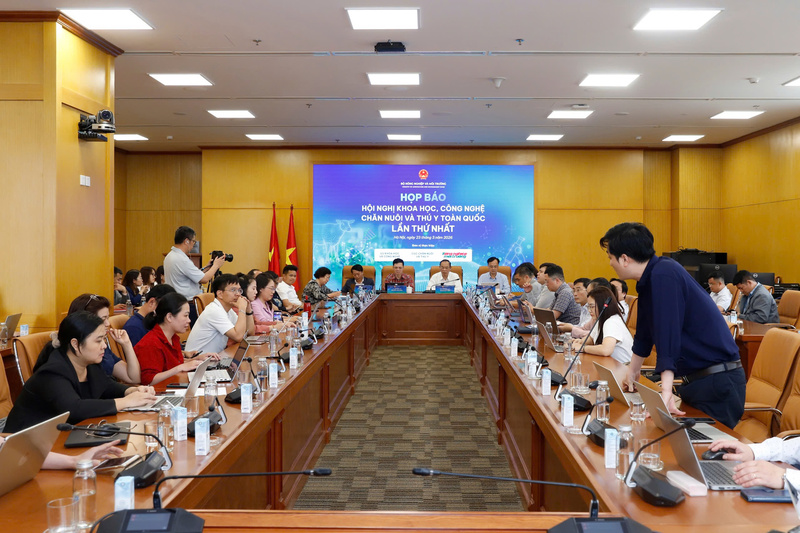 Toàn cảnh họp báo. Ảnh: Khương Trung