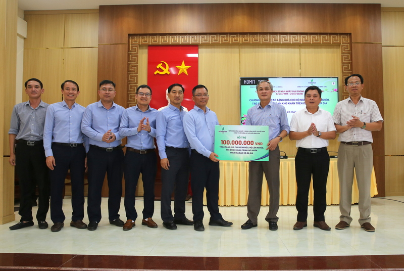 Ông Cao Tuấn Sĩ, Đại biểu Quốc hội khóa XVI, Giám đốc Nhà máy lọc dầu Dung Quất trao hỗ trợ 100 triệu đồng trao quà cho bà con xã Ba Gia. Ảnh BSR