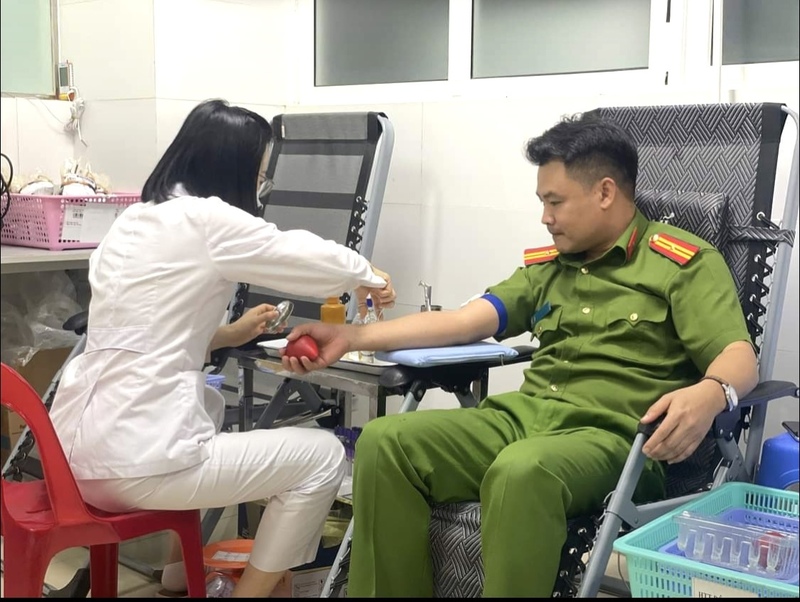 Cán bộ, chiến sĩ Công an xã Triệu Sơn tham gia hiến máu cứu người. Ảnh: Công an Thanh Hóa