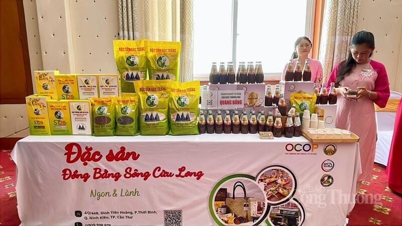 Nhiều sản phẩm nông sản được giới thiệu bên lề hội nghị.