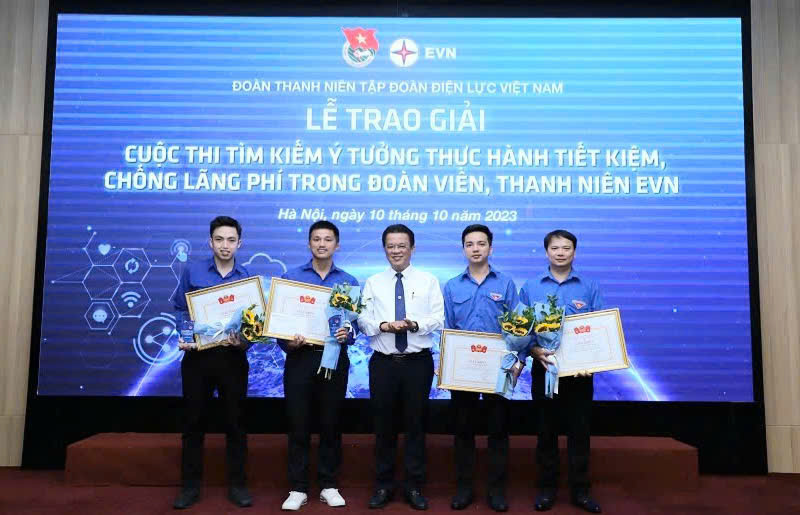 Hoàng Xuân Thiện (bên trái) được trao giải trong Cuộc thi tìm kiếm ý tưởng thực hành tiết kiệm, chống lãng phí trong đoàn viên, thanh niên của Tập đoàn Điện lực Việt Nam (EVN). Ảnh: D. Huyền