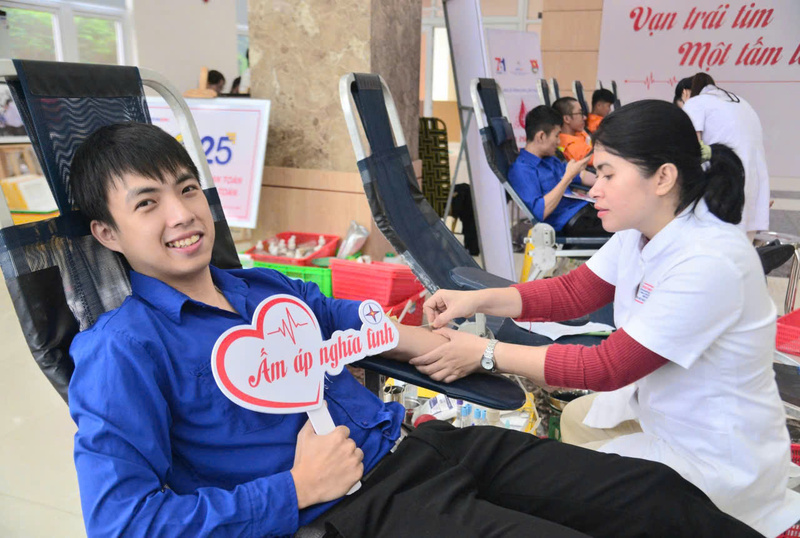 Hoàng Xuân Thiện trong lần tham gia hiến máu tình nguyện. Ảnh: D. Huyền