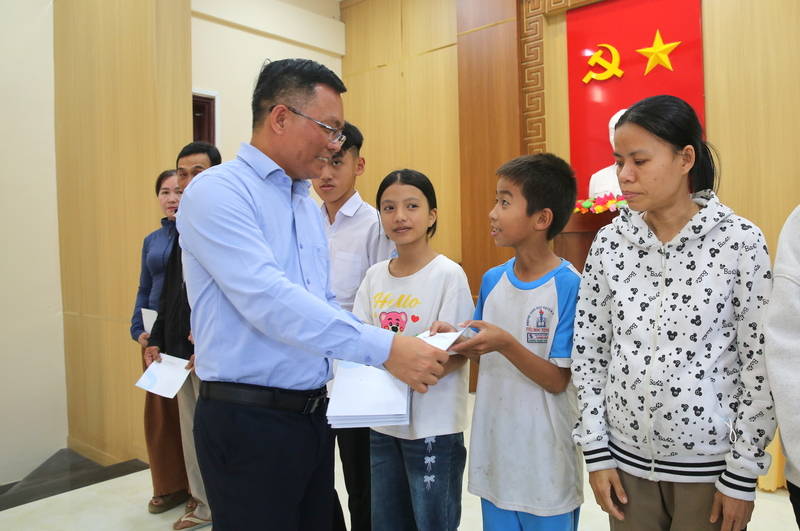 Ông Cao Tuấn Sĩ, Đại biểu Quốc hội khóa XVI, Giám đốc NMLD Dung Quất trao quà cho trẻ em có hoàn cảnh khó khăn. Ảnh BSR