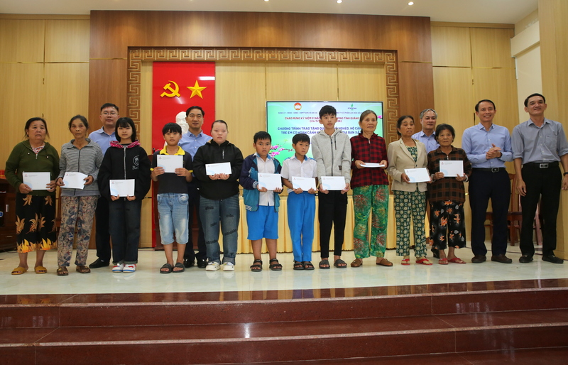 Đại diện các ban chuyên môn Công ty BSR trao quà hỗ trợ bà con và trẻ em có hoàn cảnh khó khăn xã Ba Gia. Ảnh BSR