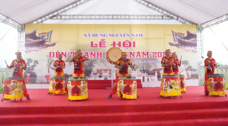 Đánh trống khai hội rộn ràng, uy nghiêm