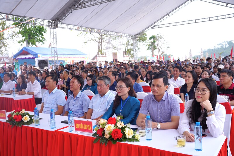 Lãnh đạo Sở Văn hoá, Thể thao và Du lịch cùng lãnh đạo xã Hưng Nguyên Nam, đông đảo người dân tham dự Lễ hội đền Thanh Liệt