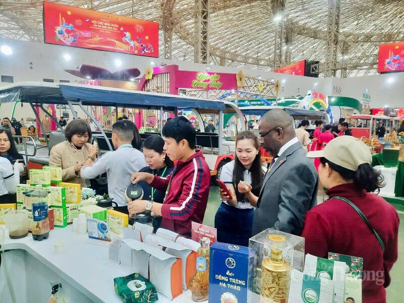Đặc sản Gia Lai tiếp cận nhiều tệp khách hàng tại Hội chợ Mùa Xuân 2026. Ảnh: Bích Thu