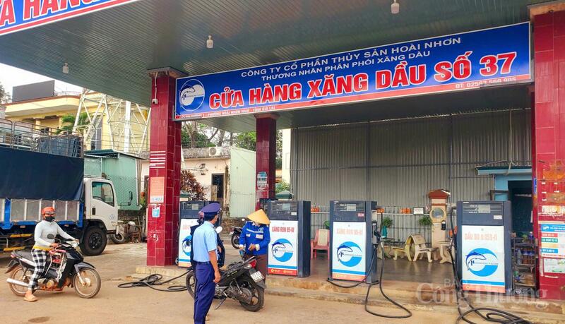 Lực lượng Quản lý thị trường tỉnh Gia Lai tiến hành kiểm tra tại cửa hàng xăng dầu trên địa bàn phường Hoài Nhơn Nam, tỉnh Gia Lai. Ảnh: Hiền Mai