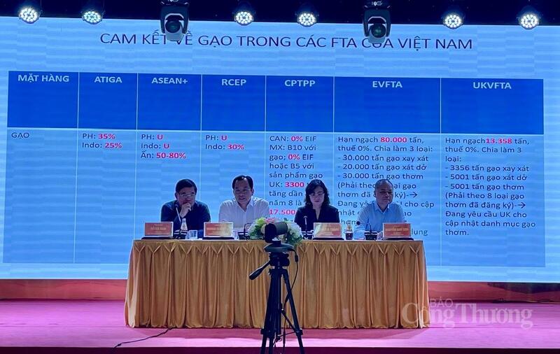 Các đại biểu chủ toạ tại hội nghị.