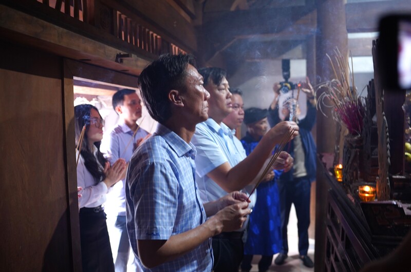 Các đại biểu dâng hương, dâng hoa lên ban thờ