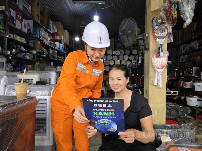 Công ty Điện lực Hà Tĩnh tuyên truyền tới người dân hướng đến Chiến dịch Giờ Trái đất. Ảnh: Cao Thảo