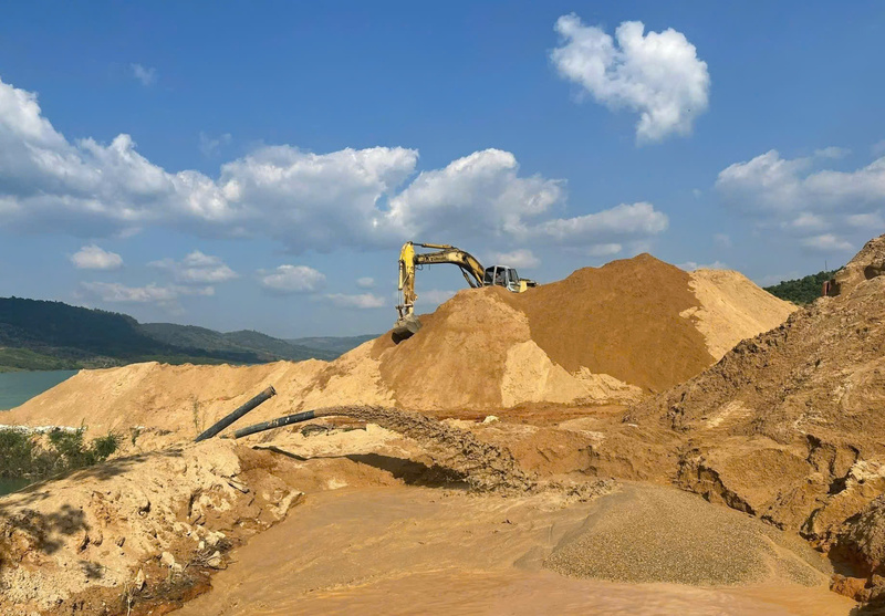 Một điểm khai thác cát trên địa bàn tỉnh. Ảnh: Minh An