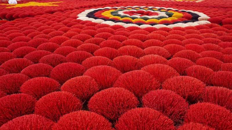 Không gian đỏ rực đặc trưng tại điểm du lịch làng hương Quảng Phú Cầu. Ảnh: Dương Thảo