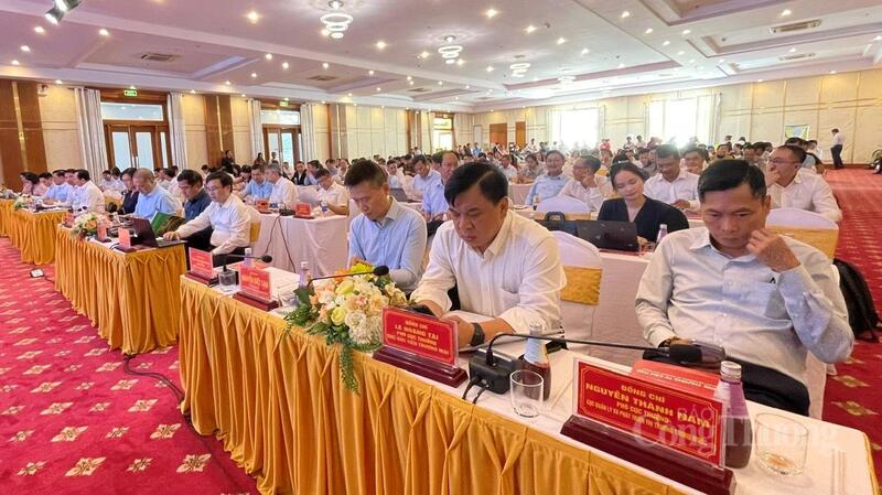 Hội nghị có sự tham gia của đông đảo đại biểu đến từ các bộ, ngành Trung ương, địa phương, Thương vụ Việt Nam tại nước ngoài, hiệp hội ngành hàng, địa phương và cộng đồng doanh nghiệp xuất khẩu gạo trên cả nước.