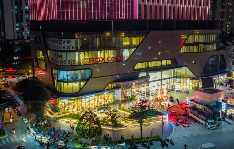Khu thương mại ở khối đế ROX Tower sôi động ngày đêm với sự hiện diện của nhiều thương hiệu lớn.
