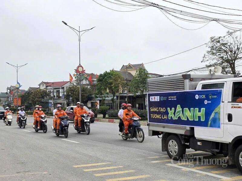 Đội Quản lý Điện lực khu vực Cẩm Xuyên tổ chức diễu hành trên các tuyến đường chính, kết hợp phát loa tuyên truyền. Ảnh: Cao Thảo