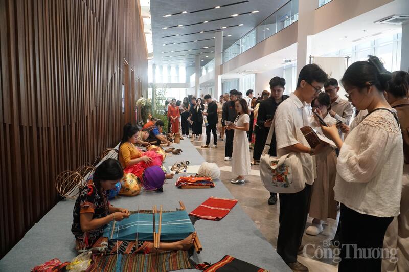 “Chạm về bản sắc” đưa du khách khám phá các giá trị văn hóa truyền thống thông qua tour trải nghiệm làng nghề