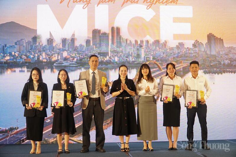 Dịp này, TP. Đà Nẵng vinh danh các doanh nghiệp lữ hành có đóng góp nổi bật trong việc thu hút khách MICE đến Đà Nẵng.