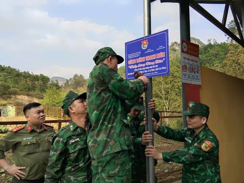 Cán bộ Đồn biên phòng Lý Vạn phối hợp với các đoàn thể trong tỉnh gắn biển công trình thanh niên. Ảnh: Vân Hà