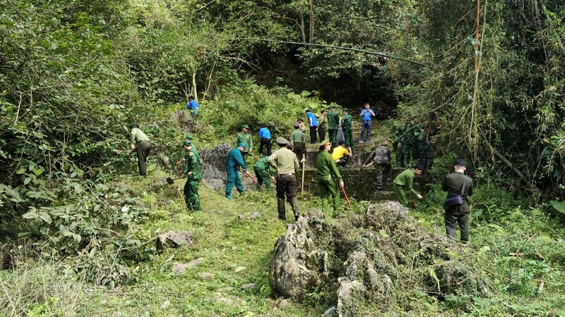 Cán bộ, chiến sĩ và đoàn viên thanh niên các đơn vị phối hợp phát quang đường tuần tra, góp phần bảo đảm thông thoáng tuyến biên giới. Ảnh: Vân Hà