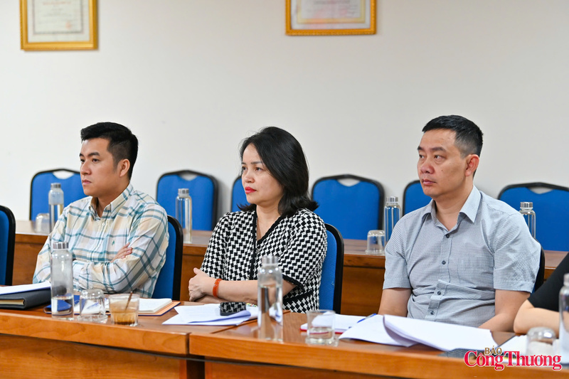 Phó Tổng Biên tập Nguyễn Thị Thùy Linh cùng lãnh đạo các đơn vị Báo tại hội nghị. Ảnh: Nam Nguyễn