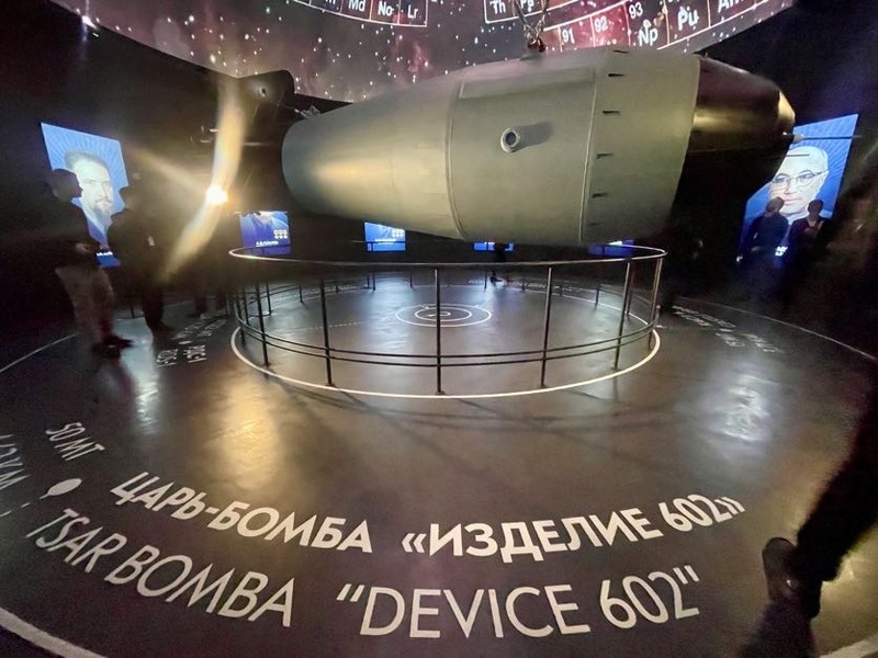 Một trong những hiện vật chính của triển lãm này là lò phản ứng hạt nhân mô hình với kích thước rất lớn tại sảnh chính. Ảnh: VGP/Nhật Bắc