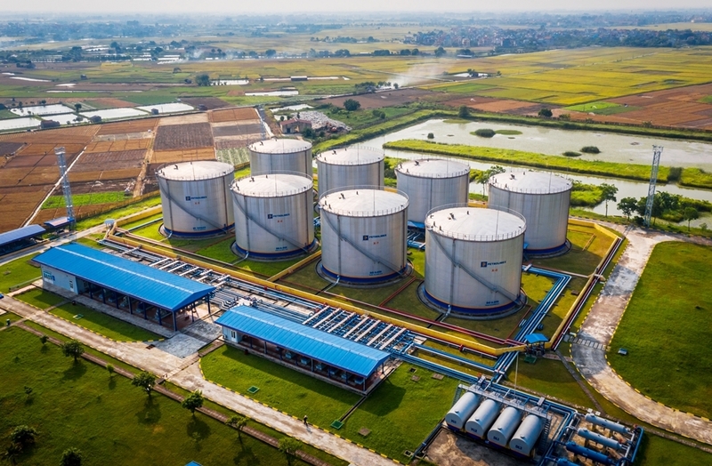 Việt Nam được Cơ quan Năng lượng Quốc tế (IEA) xếp là nước có trữ lượng dầu thô lớn thứ 28 trên thế giới, cao thứ nhì tại khu vực Đông Á và lớn thứ 3 châu Á.