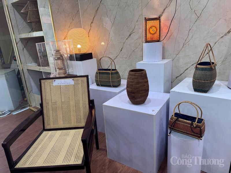 Những sản phẩm mây tre đan Phú Vinh được các nghệ nhân sáng tạo hiện đại, tinh xảo. Ảnh: Hà Lê